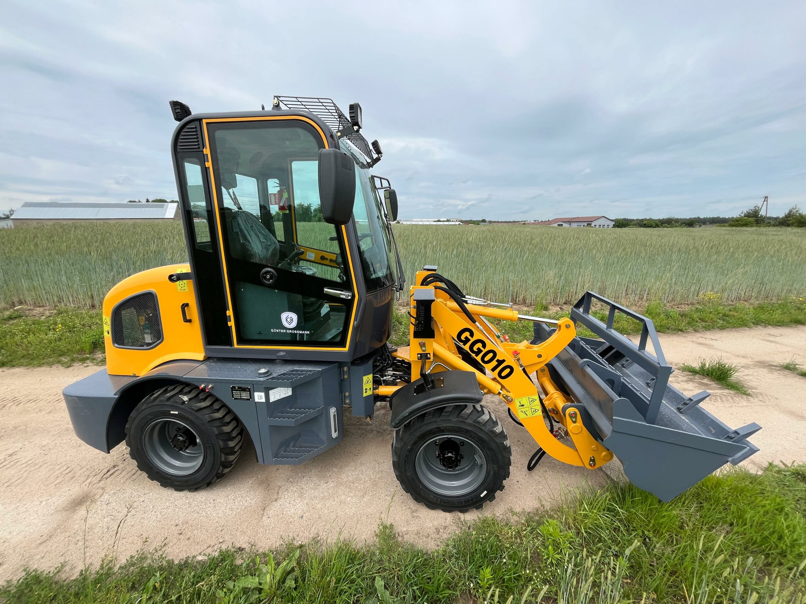 GG010Y Radlader Einschließlich: GG010Y Lader + Schaufel + Palettengabel + Schnellwechsler