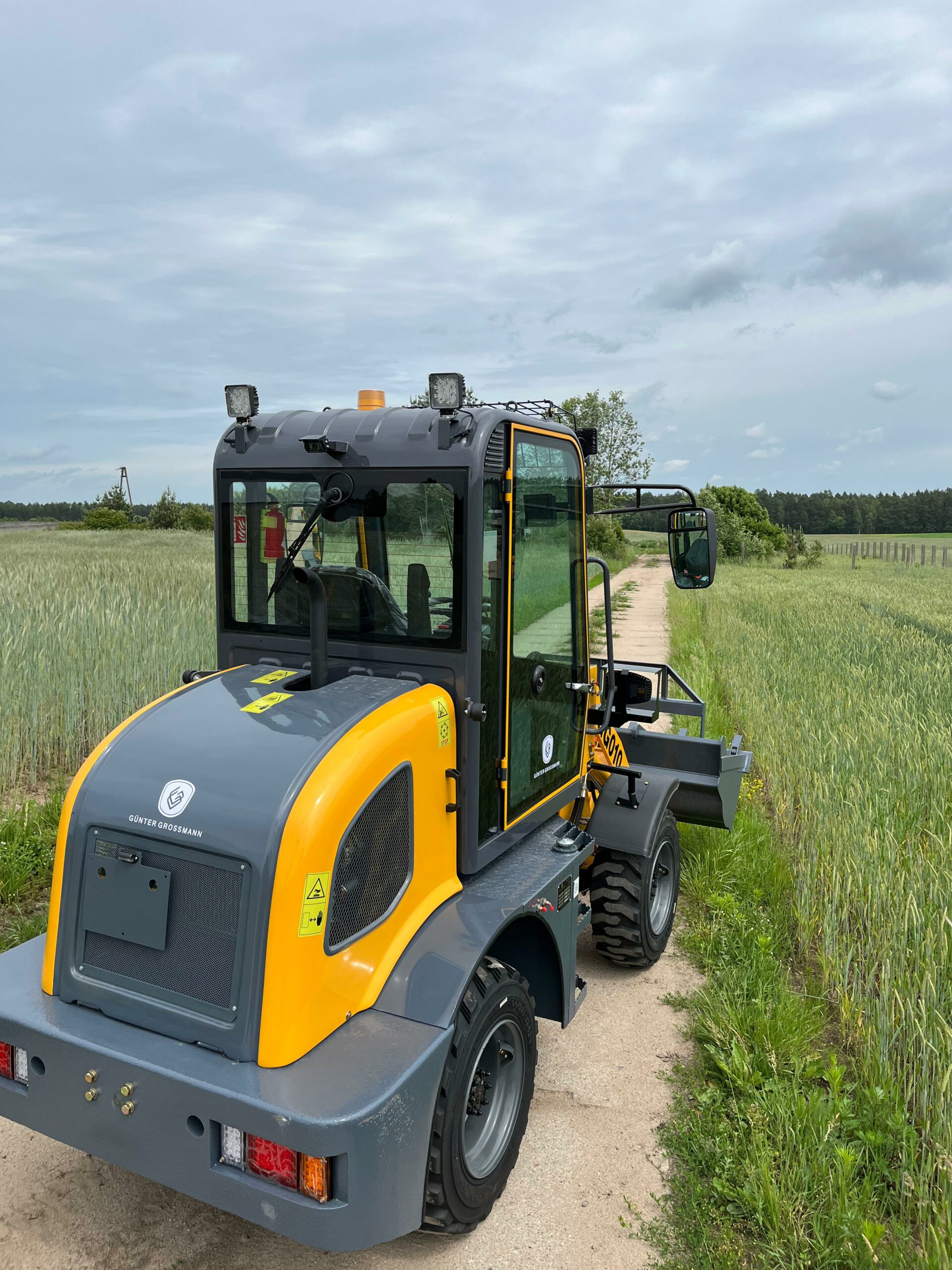 GG010Y Radlader Einschließlich: GG010Y Lader + Schaufel + Palettengabel + Schnellwechsler